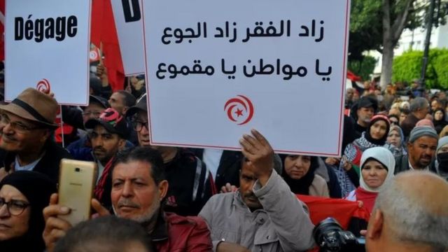 تعيش تونس أزمة سياسية حادة منذ شرع الرئيس قيس سعيد في فرض إجراءات استثنائية في 25 يوليو/تموز من عام 2021.