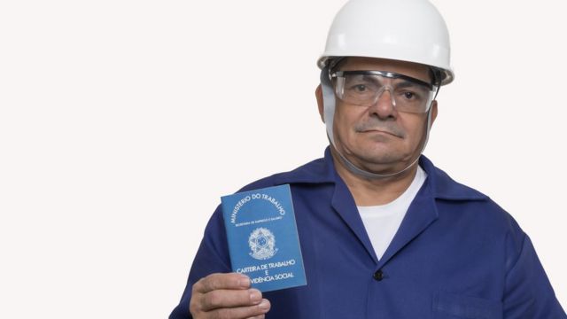 Homem nordestino com carteira de trabalho