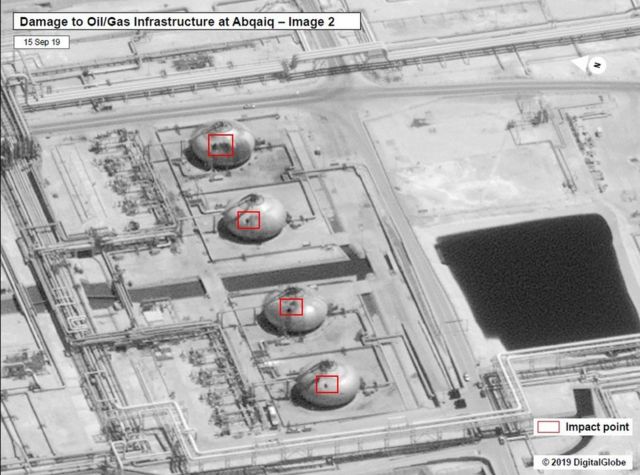 Una de las imágenes satelitales que publicó el gobierno estadounidense que muestra el aparente daño en la mayor planta de refinamiento de crudo del mundo.