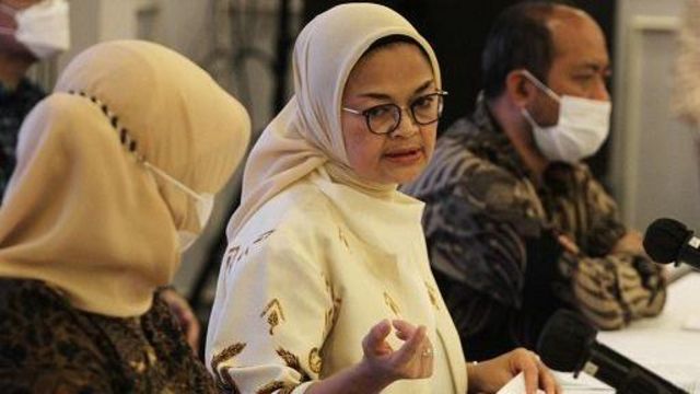 Mantan Kepala Badan Pengawas Obat dan Makanan (BPOM) Penny Kusumastuti (tengah) memberikan keterangan saat konferensi pers hasil pengawasan BPOM terhadap 133 sirup obat yang dinyatakan aman dikonsumsi di Jakarta, Indonesia pada Minggu, 23 Oktober 2022.