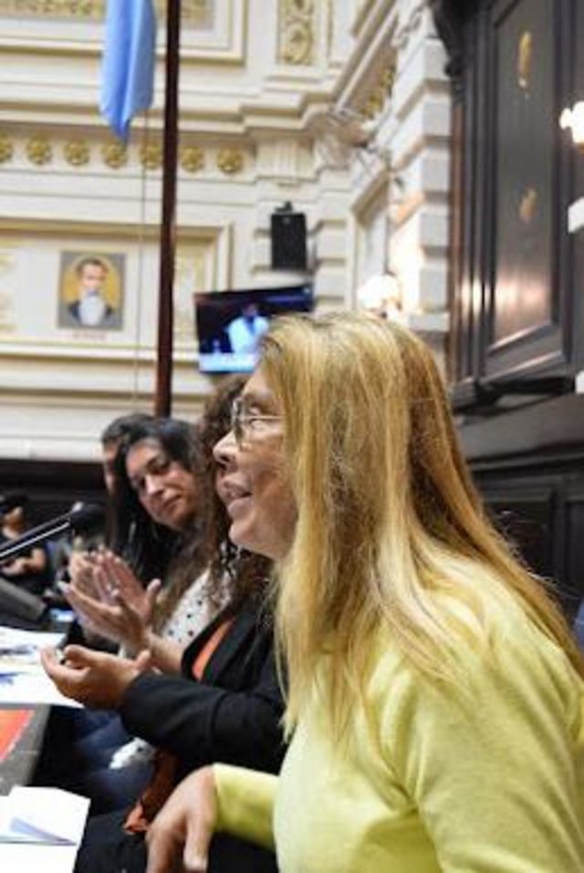 Carla Fabiana testemunhando diante do Congresso argentino