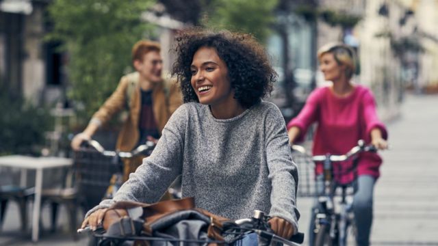 Mujeres en bicicleta
