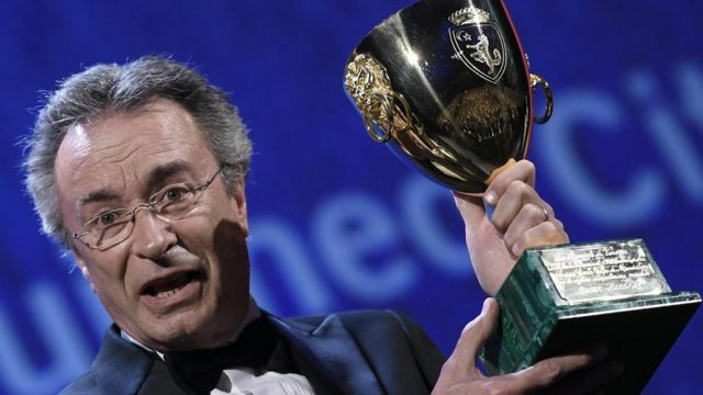 Oscar Martínez con su premio