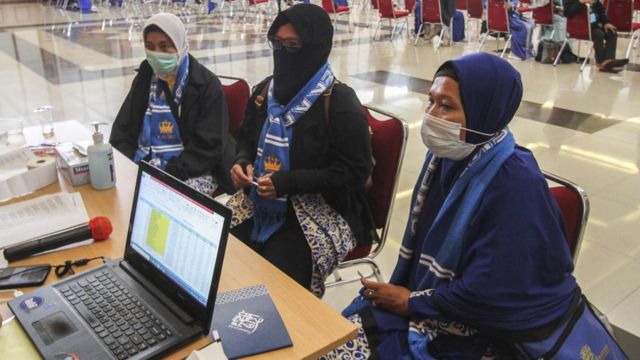 Jemaah umrah menjalani tes swab sebelum berangkat ke Tanah Suci, di Asrama Haji Pondok Gede, Jakarta, Indonesia pada 10 Januari 2022.