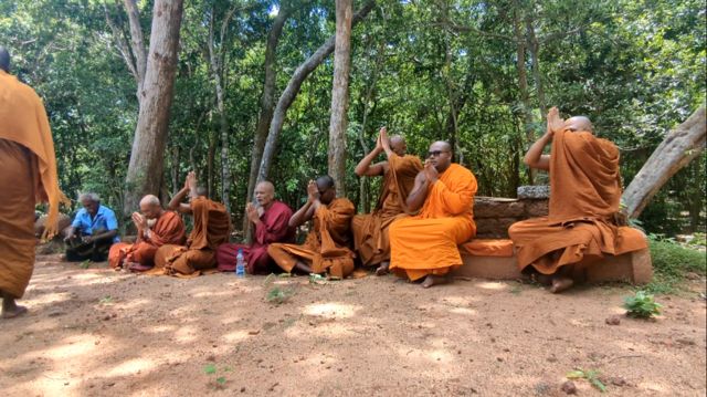 இரு சமயத்தினரும் மாற்றி மாற்றி கோஷஷங்களை எழுப்பி கொண்டனர்