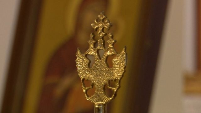 Двуглавый орел на фоне иконы