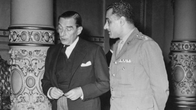 عبد الناصر ( على اليمين) والسفير البريطاني ستيفسن في شهر مارس/آذار عام 1954، قبل تمكن ناصر من التخلص من اللواء نجيب.