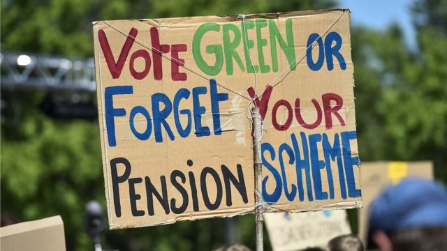 Cartaz com a frase em inglês: "vote Green or forget your pension scheme"