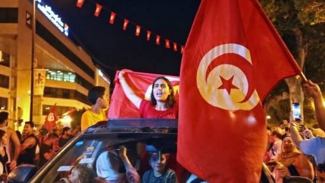 أنصار الرئيس التونسي قيس سعيد يحتفلون قبل الإعلان الرسمي للنتيجة