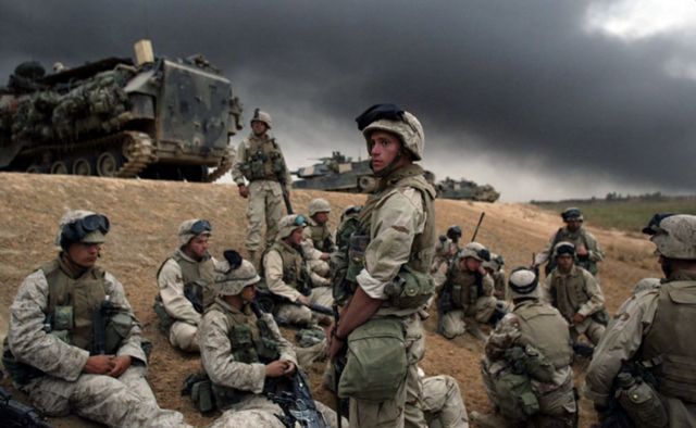 Nisan 2003'te Bağdat'taki ABD askerleri