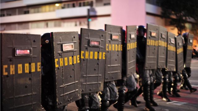 Cães policiais morrem de calor em viatura - BBC News Brasil