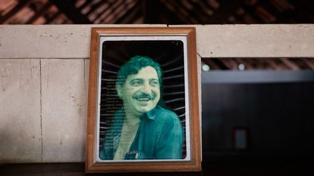 Retrato de Chico Mendes sorrindo em parede de uma casa