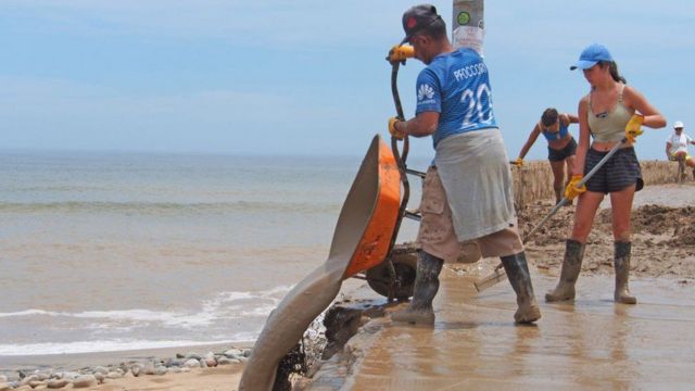 Peru’da işçiler, bir fırtınanın ardından sahil şeridini temizlerken