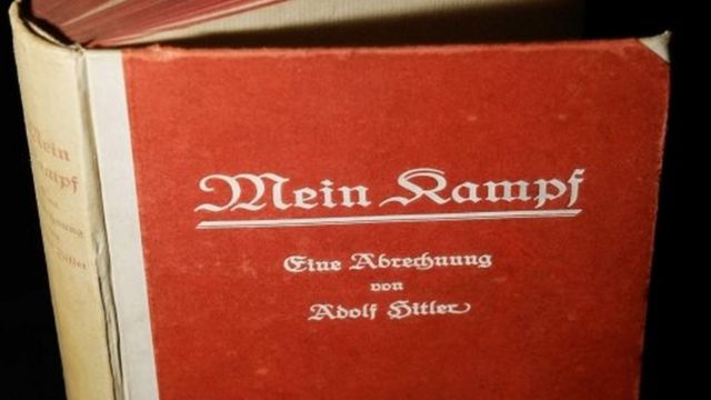 1925年出版の「わが闘争」初版(資料写真)
