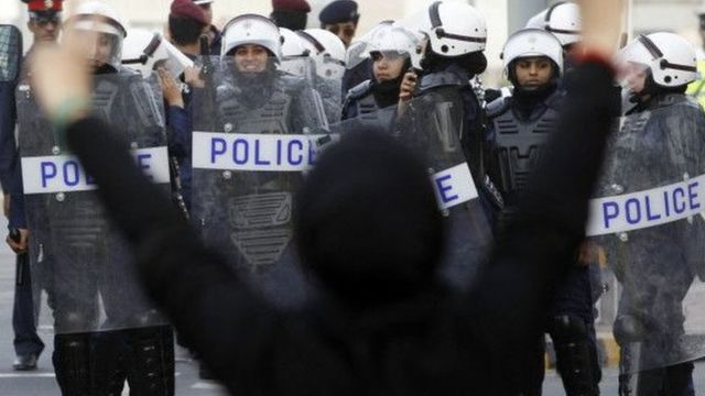اتهمت الشرطة البحرينية بانتهاك حقوق الإنسان وتعذيب المتظاهرين المحتجزين لديها