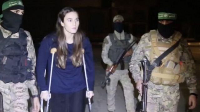 Civil israelense usando muletas ao ser libertada em Gaza