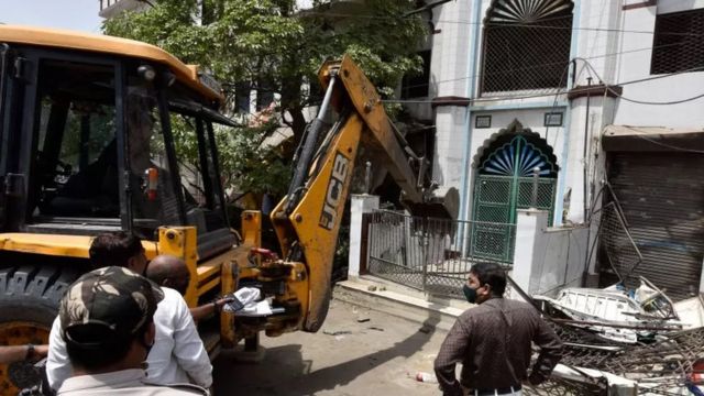 ஜஹாங்கிர்புரியில் புல்டோசர், கதவை உடைத்து திறக்கிறது