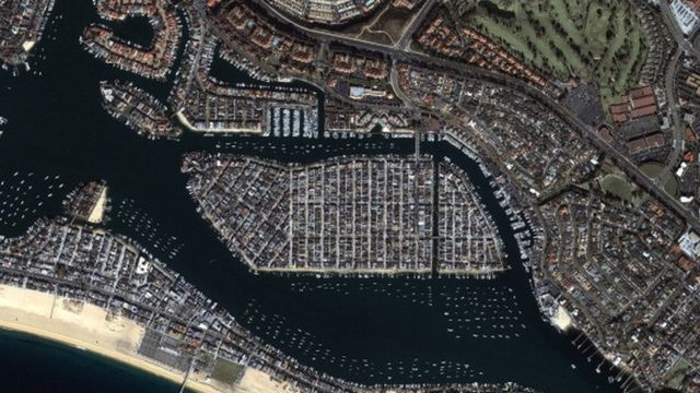 Una imagen satelital de la isla Balboa, Newport Beach, California, EE.UU.