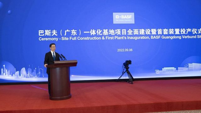 中国国务院副总理韩正出席并宣布巴夫斯在广东湛江的全面建设启动暨首套装置投产。(photo:BBC)