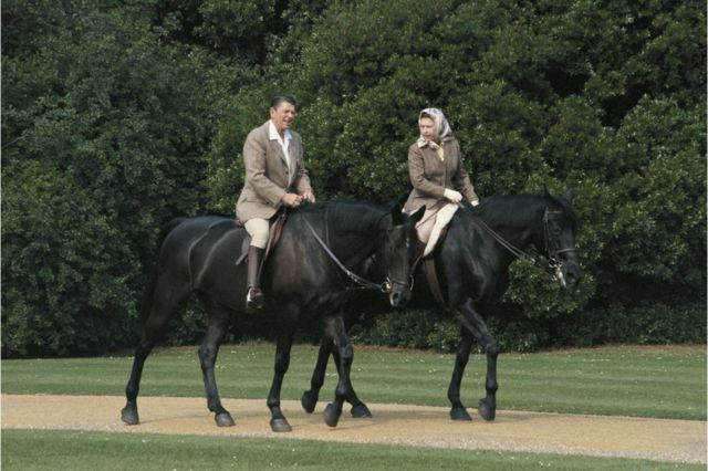 Королева верхом в компании президента Рональда Рейгана в парке Виндзорского замка во время его визита в 1982 году. Лошади были подарены королеве конной полицией Канады.