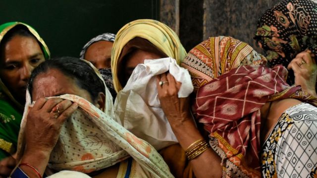 দিল্লির দাঙ্গায় নিহত ভূরে আলির জানাজার আগে তার পরিবারের শোকার্ত সদস্যরা