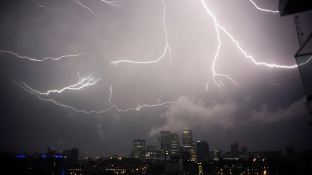 Raios no céu de uma cidade