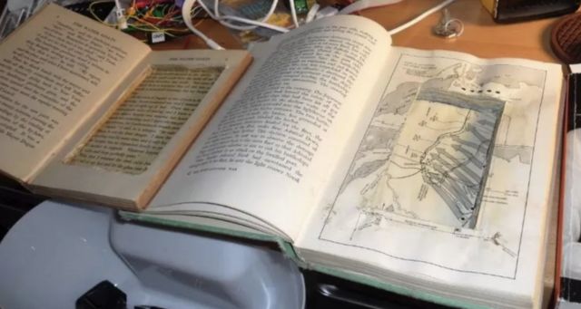 Kesilmiş kitaplar, cep telefonu gizlemek için kullanılmış