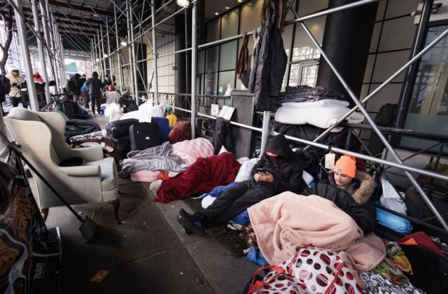 Migrantes en una calle de Nueva York