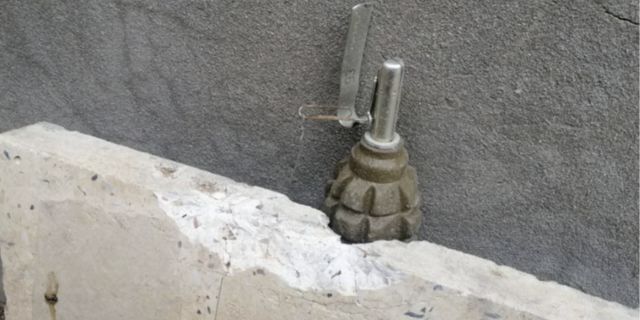 An F1 grenade booby trap pictured in Tripoli assumed to have been set up by Wagner fighters. This method of booby trapping was often used by Wagner fighters in both Libya and Ukraine. The picture shows a hand grenade attached to a wire. 