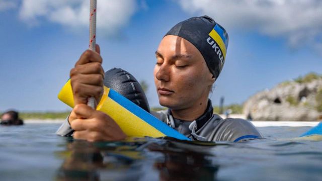 ஆக்ஸிஜன் இல்லாமல் 78 மீட்டர் ஆழத்தில் 3.15 நிமிடம் - உலக சாதனை படைத்த யுக்ரேன் பெண்