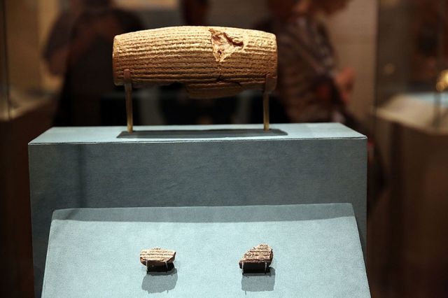 استوانه معروف کوروش در موزه بریتانیا در لندن نگهداری می‌شود
