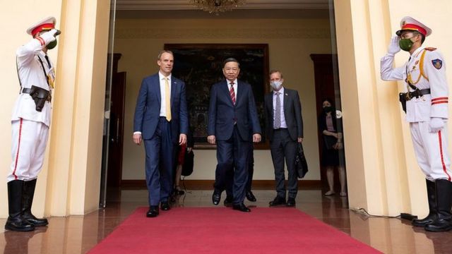 Phó Thủ tướng Anh Dominic Raab làm việc với Bộ trưởng Bộ Công an Tô Lâm để thảo luận hợp tác giải quyết vấn đề di cư bất hợp pháp, nạn mua bán người và tội phạm xuyên quốc gia.
