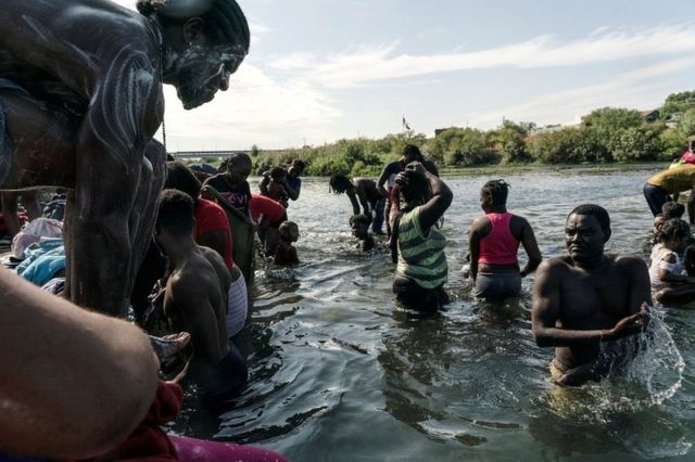 Migrantes que buscan asilo en EE. UU. Se bañan en el río Grande cerca del Puente Internacional entre México y EE. UU., Donde esperan ser procesados, en Del Rio, Texas, el 16 de septiembre de 2021.