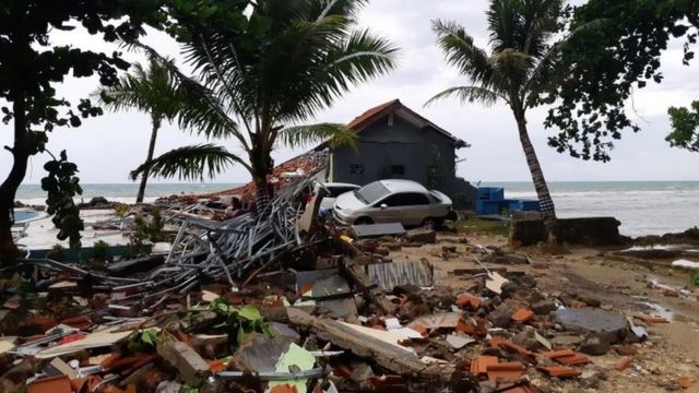 Destroços na praia de Carita, na província Banten, na Indonésia