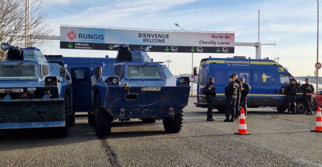 Policías junto a vehículos blindados ante el mercado de Rungis