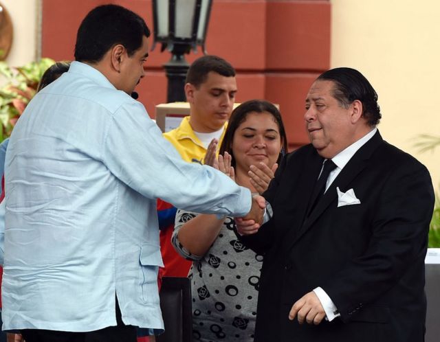 El presidente de Venezuela, Nicolás Maduro (izquierda), estrecha la mano al Hermann Escarrá en el palacio presidencial de Miraflores, en Caracas, el 7 de abril de 2016.
