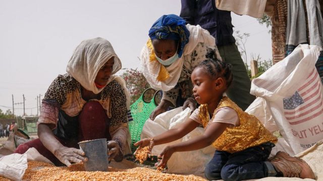 Family with food aid in Mekekke