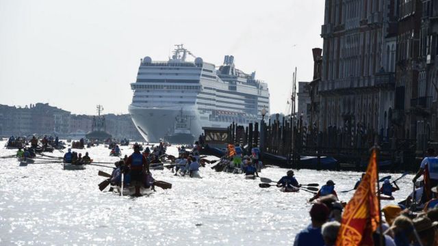Canales de venecia abarrotados de barcos