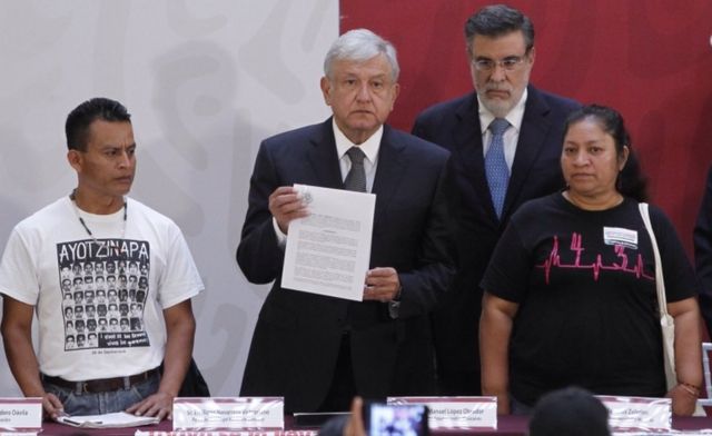 López Obrador firmó el decreto para crear la Comisión de la Verdad.