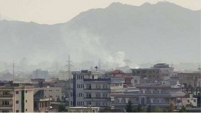انتشار الدخان فوق موقع الانفجار قرب مطار حميد كرزاي في كابل