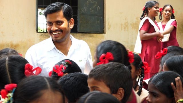 மாணவர்களோடு ஆசிரியர் பகவான்