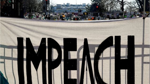 Pancarta pidiendo el impeachment