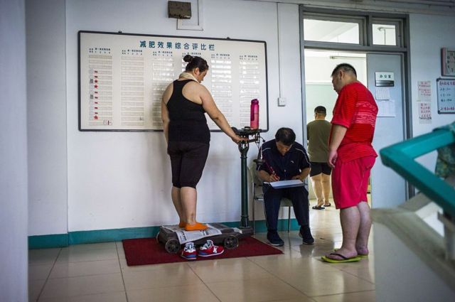 一名女士在天津一所减肥医院测量体重。