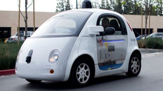 Google компаниясынын айдоочусуз башкарылган унаасы.