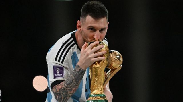 Messi ya sumbaci kofin duniya