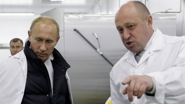 Спочатку Пригожина знали як "кухаря Путіна". На фото - Євген Пригожин показує Володимиру Путіну організацію харчування в школі під Санкт-Петербургом у 2010 році