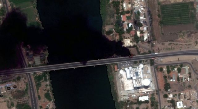 16 Nisan tarihli uydu görüntüsünde Hartum'da bir hastane yakınlarından dumanlar çıkıyorA satellite image from 16 April reveal fires burning near a hospital in Khartoum, Sudan