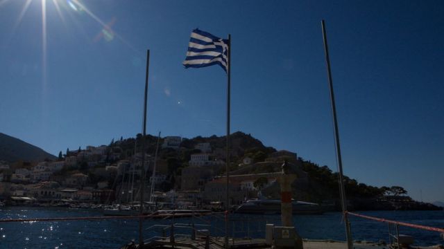 Yunanistan bayrağı ve bir ada