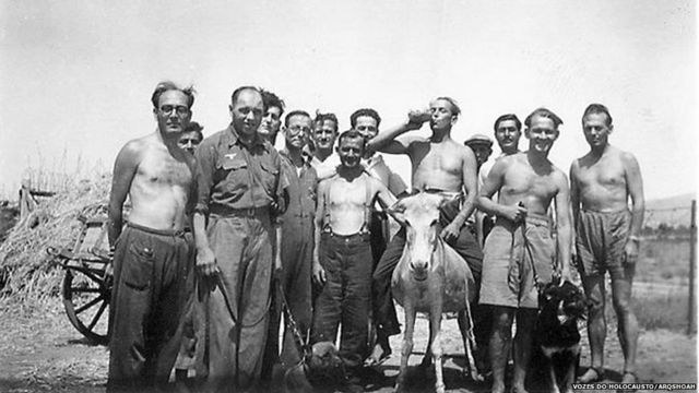 Isaac Jacob Menache (o primeiro à esquerda) no campo de trabalho forçado. Tatoi, 1944