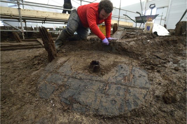 Excavating a Bronze Age wheel